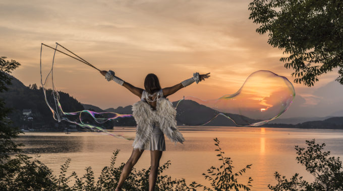 Riesenseifenblasen bunt schillerndes Fest mit gigantischen Seifenblasen